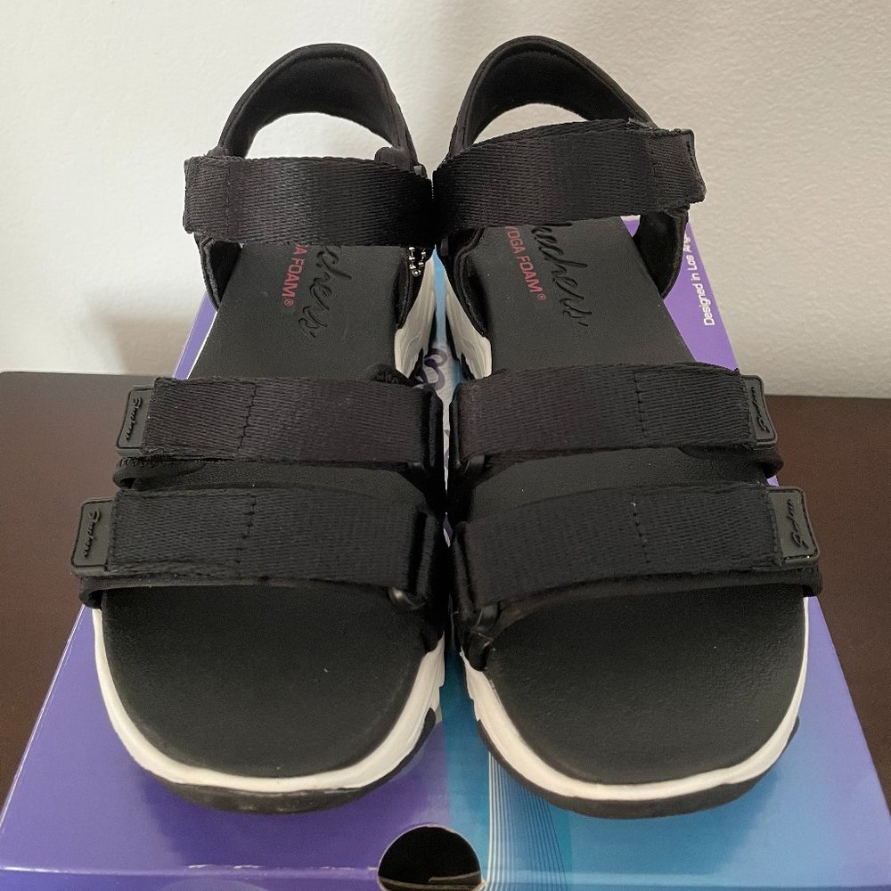 NIB Skechers D'Lites Sandal with Yoga Foam (US 7)